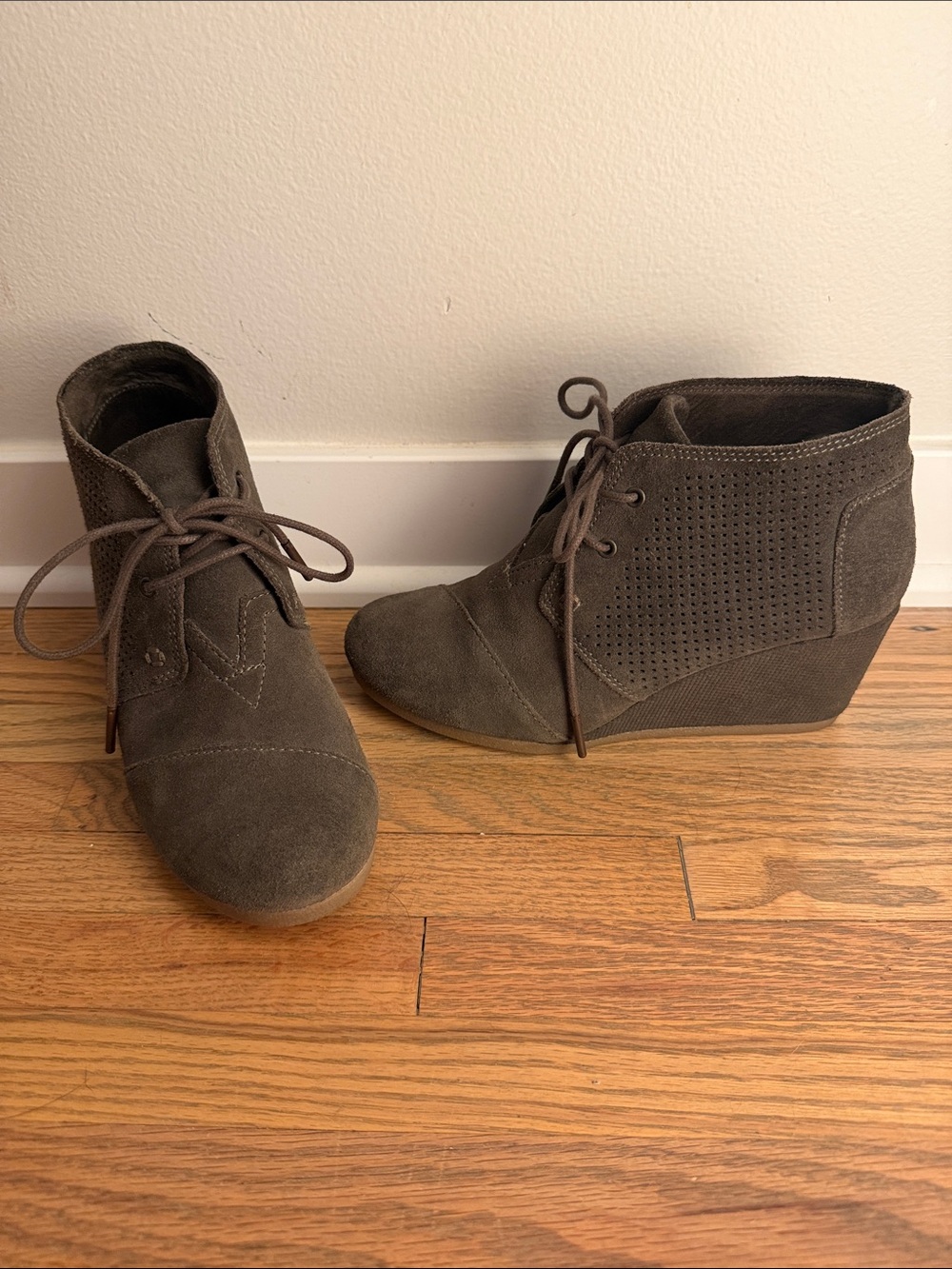 Tom’s suede wedge bootie womens sz 7.5W